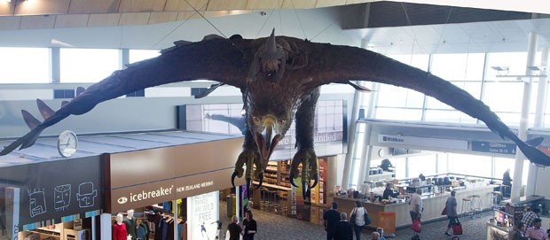 Águia é pendurada no teto do aeroporto de Wellington (Foto: Marty Melville/AFP)