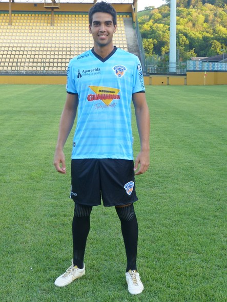 Duque de Caxias apresenta novos uniformes para temporada 2014 Raphael_mello_-_uniforme_goleiro_2