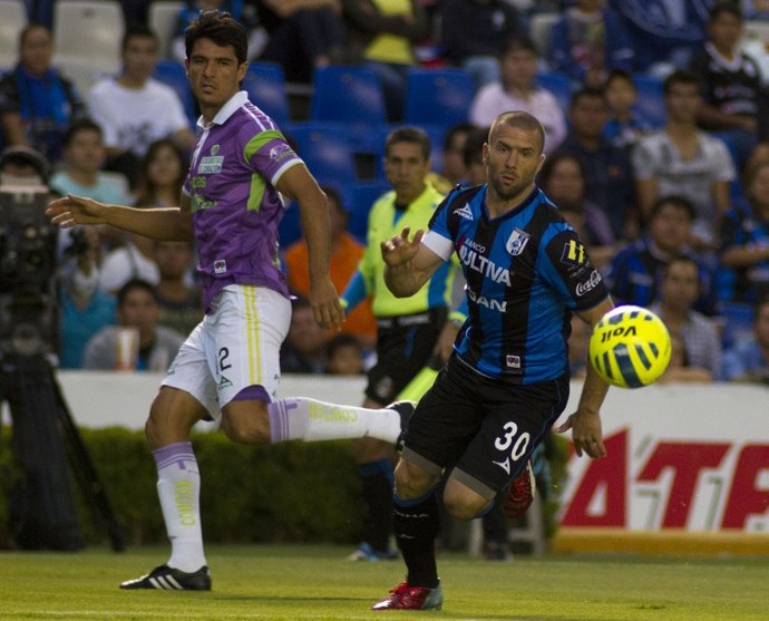Villa e Horacio Cervantes - Querétaro x Jaguares (Foto: AFP)