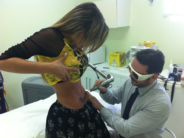 Andressa Urach faz sessões para apagar tatuagens (Foto: CO Assessoria / Divulgação)