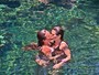 Angelis Borges publica foto trocando beijos com a mulher no México