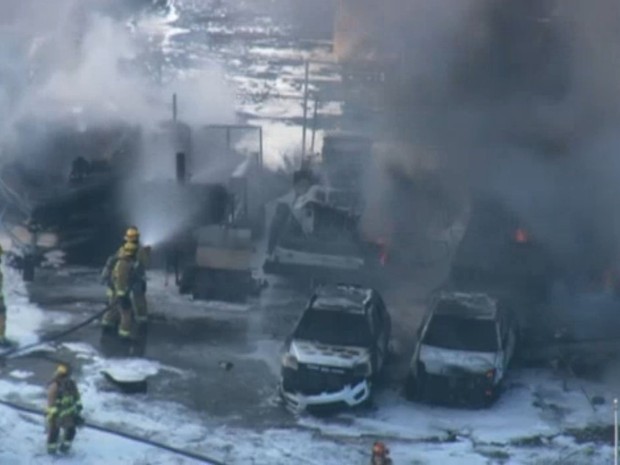 Imagens cedidas de um vídeo da NBC6 mostram bombeiros trabalhando no incêndio provocado pela queda de um avião em um estacionamento nesta sexta-feira (15) na Flórida (Foto: REUTERS/NBC6-TV/Handout)