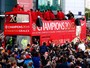 Mais festa: jogadores do United são saudados por multidão em carreata