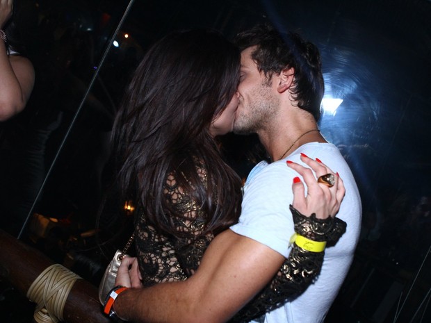 Ex-BBBs Kamilla e Eliéser se beijam em festa no Rio (Foto: Raphael Mesquita/ Foto Rio News)