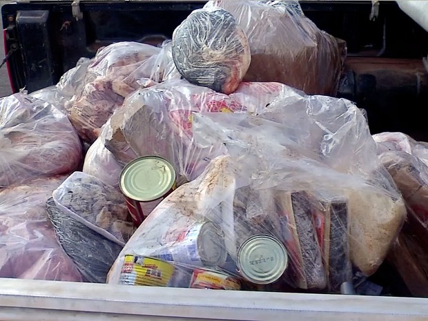 Entre os produtos estão carnes, frangos e alimentos enlatados vencidos (Foto: Reprodução/TVCA)