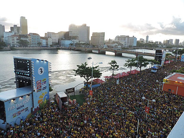 Apesar da imensa maioria de brasileiros, costarriquenhos, colombianos, belgas, franceses, alemães e, claro, mexicanos curtiram a festa às margens do Rio Capibaribe (Foto: Vitor Tavares / G1)