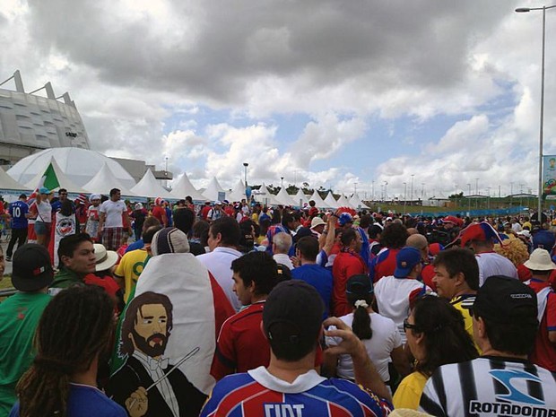 Torcedores estão entrando na Arena Pernambuco (Foto: Fernando Rêgo Barros/TV Globo)