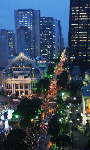 Manifestantes tomam o Centro do Rio no começo desta noite (Foto: Fábio Motta/AE)