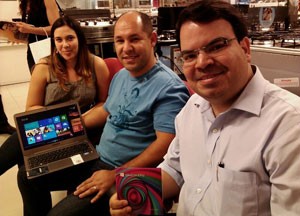Washington Alves e sua namorada (à esq.) e Pedro Borges foram comprar o sistema da Microsoft na virada de quinta para sexta (Foto: Laura Brentano/G1)