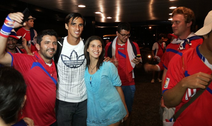 Bryan Ruiz em hotel da Costa Rica junto com torcedores (Foto: Marcelo Cavalcante)