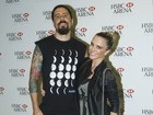 Nathália Rodrigues vai com o marido ao show The Cure no Rio