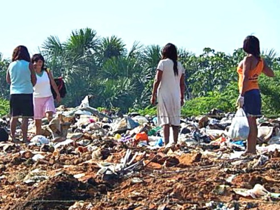 Em novembro de 2016, índios foram flagrados recolhendo alimentos em lixão de Feijó, interior do Acre (Foto: Antônio Messias/Arquivo Pessoal)