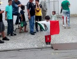 menino com a bandeira do México na porta do CT do Santos (Foto: Marcelo Hazan)