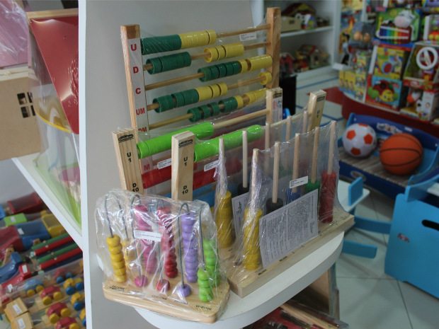 Loja na Zona Centro-Sul da cidade é especializada em brinquedos educativos para todas as idades. (Foto: Camila Henriques/G1)