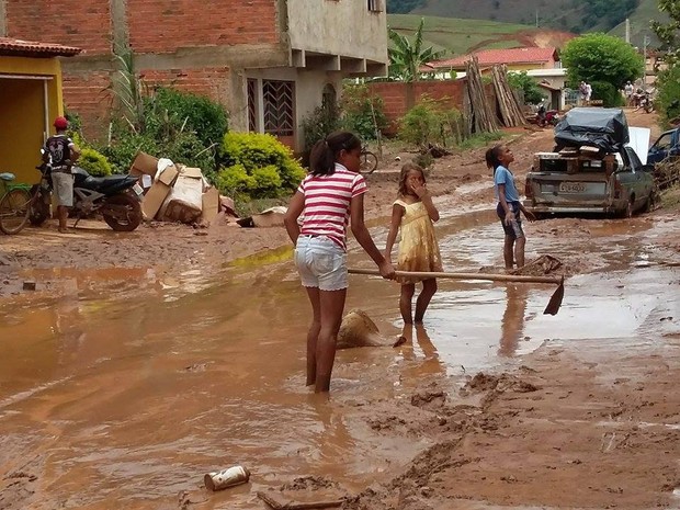 Rio Queiroga transbordou após duas horas de chuva e invadiu casas em ruas em Itanhomi. (Foto: César Fernandes/ Arquivo Pessoal)
