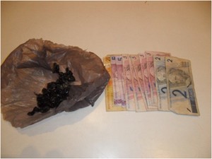 Drogas e dinheiro foram apreendidos em Arapeí. (Foto: Divulgação / Polícia Civil)