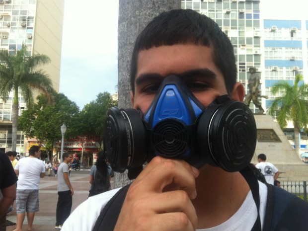 Estudante acredita em confronto com a polícia e resolveu levar máscara para a manifestação (Foto: Priscilla Alves / G1)