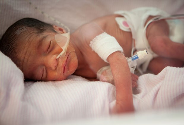 Foto de um dos quíntuplos que nasceu no dia 26 de maio em hospital de Utah (Foto: Hospital da Universidade de Utah/AP)