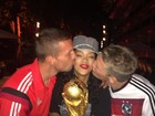 Rihanna segura a taça da Copa do Mundo com Podolski e Shweinsteiger