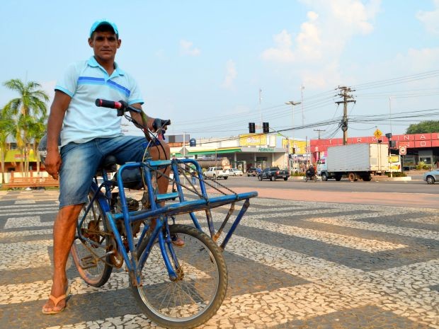 José da Costa, de 35 anos, diz que a bicicleta chega a percorrer 40 km com um litro de gasolina (Foto: Caio Fulgêncio/G1)