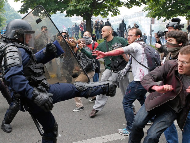 Policias e manifestantes entram em choque durante protestos contra reforma trabalhista em Paris (Foto: Francois Mori/AP) Policias e manifestantes entram em choque durante protestos contra reforma trabalhista em Paris (Foto: Francois Mori/AP)