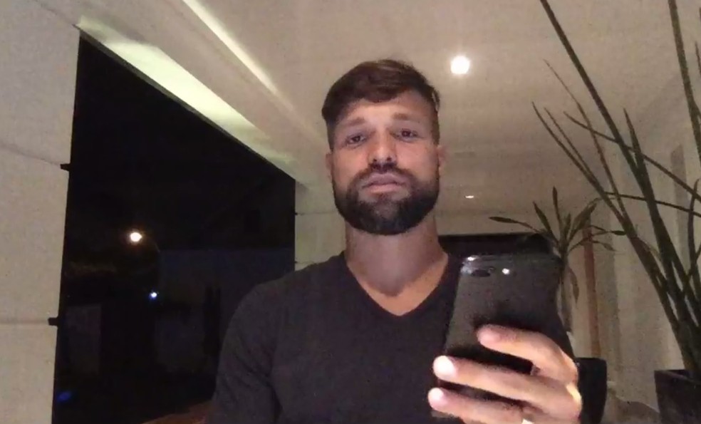 Diego durante transmissão ao vivo (Foto: Reprodução/Facebook)