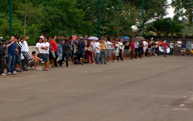 fila para comprar ingresso para bahia x corinthians (Foto: Imagens/TV Bahia)