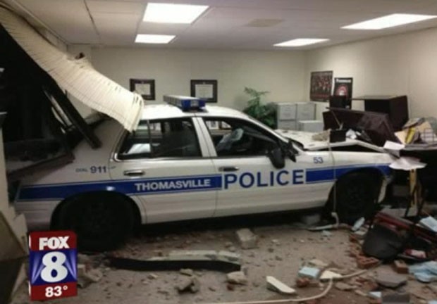 Policial perdeu o controle do carro patrulha e destruiu uma sala de uma escola em Thomasville. (Foto: Reprodução/Fox)