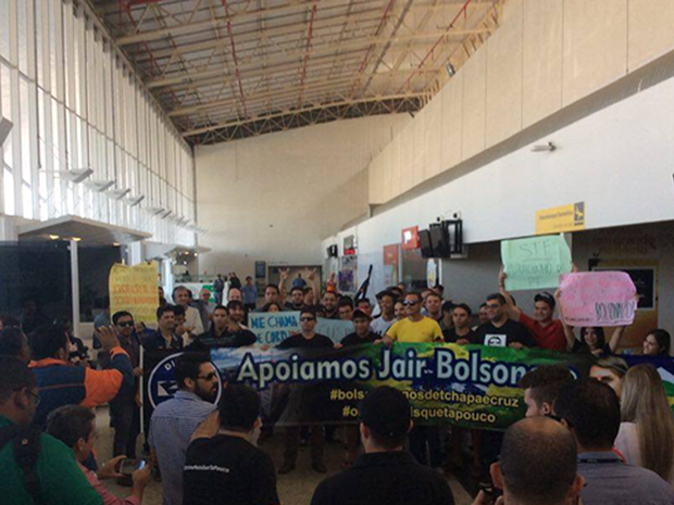 Manifestantes carregavam cartazes que apoiavam o deputado (Foto: Foto: Cassyo Ander/Arquivo Pessoal) Manifestantes carregavam cartazes que apoiavam o deputado (Foto: Foto: Cassyo Ander/Arquivo Pessoal)
