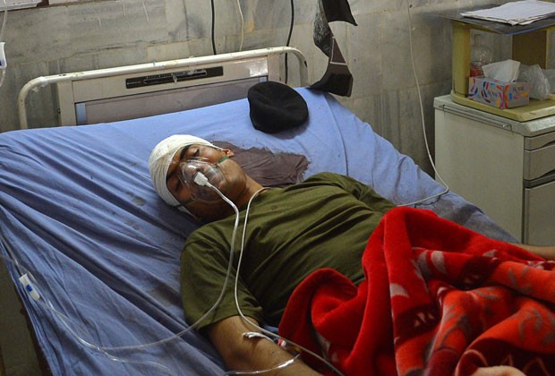Soldado paquistanês que sobreviveu a execução é tratado em hospital neste domingo (30) (Foto: AFP)