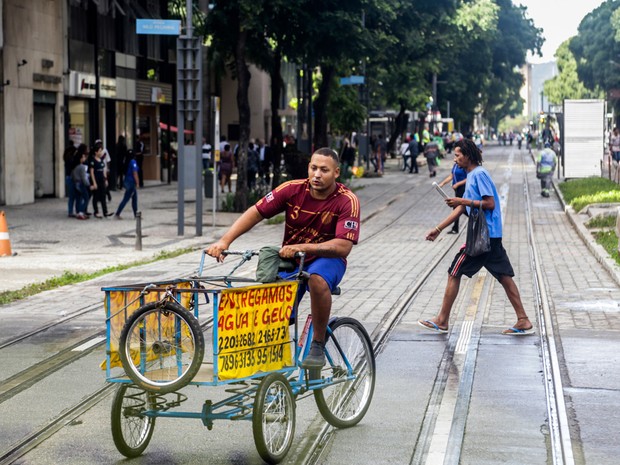 Entregador em bicicleta não respeita passagem do trem do VLT durante testes  (Foto: Rodrigo Gorosito/G1)