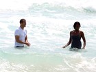 Após exercício, Naomi Campbell se refresca com namorado na praia