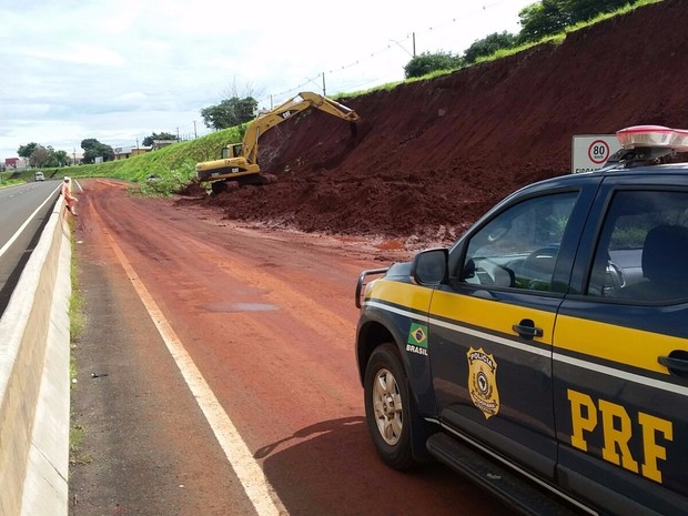 Máquinas trabalham para desobstruir o trecho da BR-376, no Contorno Norte de Maringá, interditado por causa das chuvas (Foto: PRF / Divulgação)
