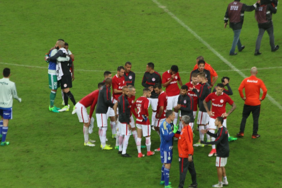 Jogadores do Inter se reúnem no gramado após a vitória sobre o Palmeiras (Foto: Eduardo Deconto/GloboEsporte.com)
