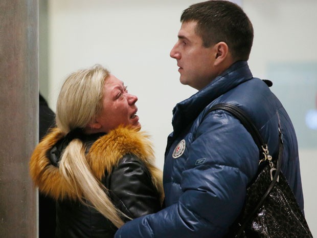 Parentes chegam ao aeroporto de São Petesburgo, na Rússia, em busca de informações sobre a queda do avião (Foto: AP Photo/Dmitry Lovetsk)