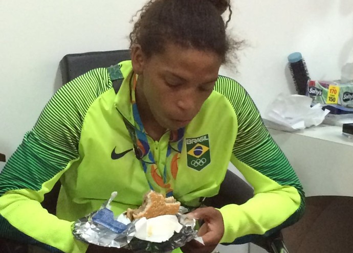 Rafaela Silva comemora medalha olímpica comendo hambúrguer (Foto: David Abramvezt)