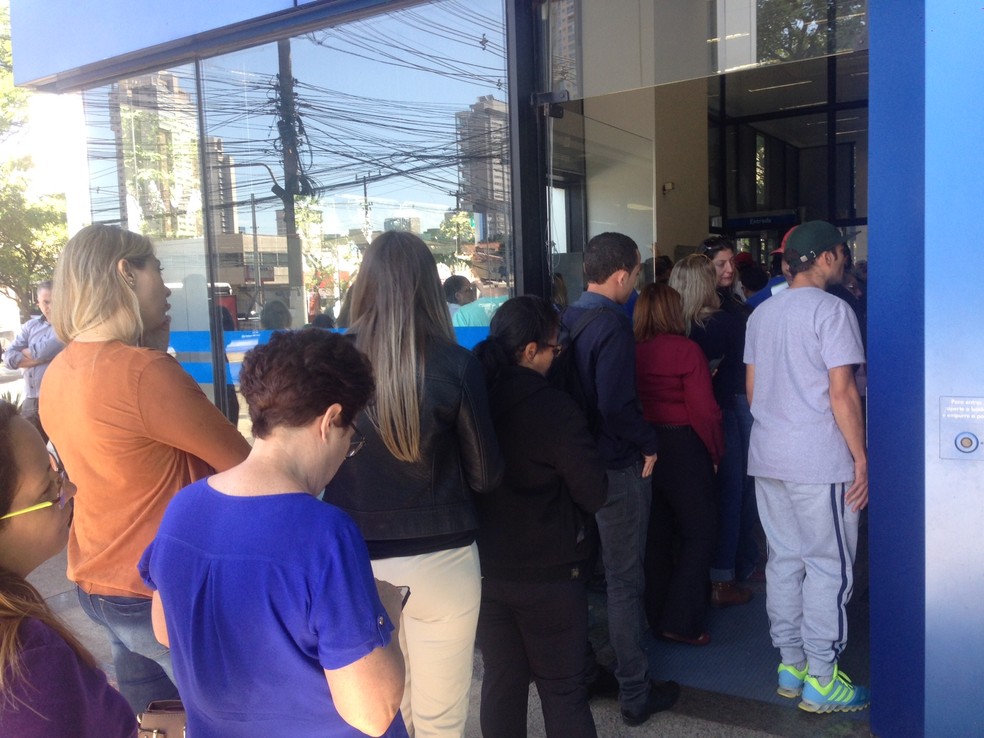Trabalhadores fazem fila para sacar o FGTS inativo em agência da Caixa em São Paulo (Foto: Taís Laporta/G1)