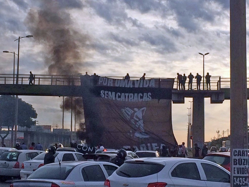 Faixa erguida em passarela da EPTG durante protesto que fechou parte da EPTG (Foto: Arquivo Pessoal)