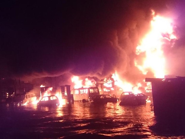 Carros em chamas após explosão de posto de gasolina em Acra, na noite de quarta-feira (3) (Foto: Reprodução/Twitter/Walter E. Adamah)
