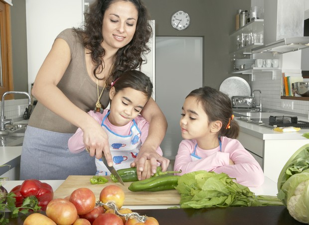 mãe filhas cozinhando (Foto: shutterstock)