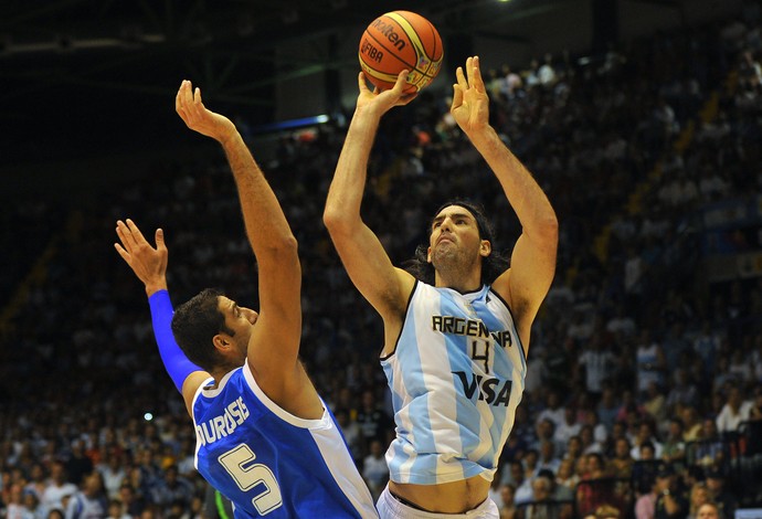 Luis Scola e Giannis Bourousis - basquete - Argentina x Grécia (Foto: AFP)