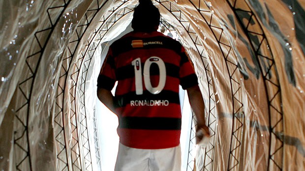 Ronaldinho Gaúcho no túnel de vestiário  (Foto: Wesley Santos / Ag. Estado)