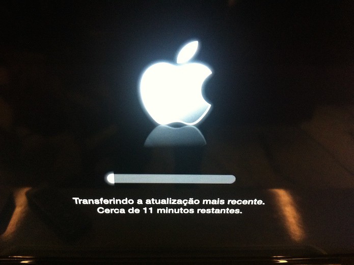 Aguardando o processo de restauração da Apple TV terminar (Foto: Marvin Costa/TechTudo)