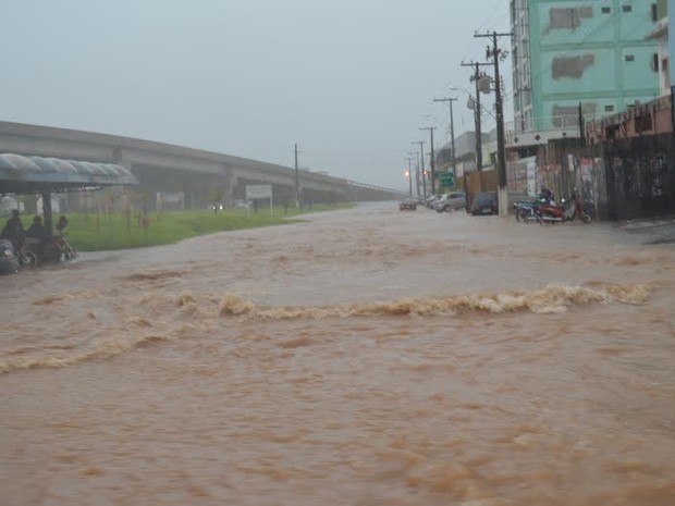 Região central de Ji-Paraná foi tomada pela água nesta segunda-feira (Foto: Mônica Santos/G1)