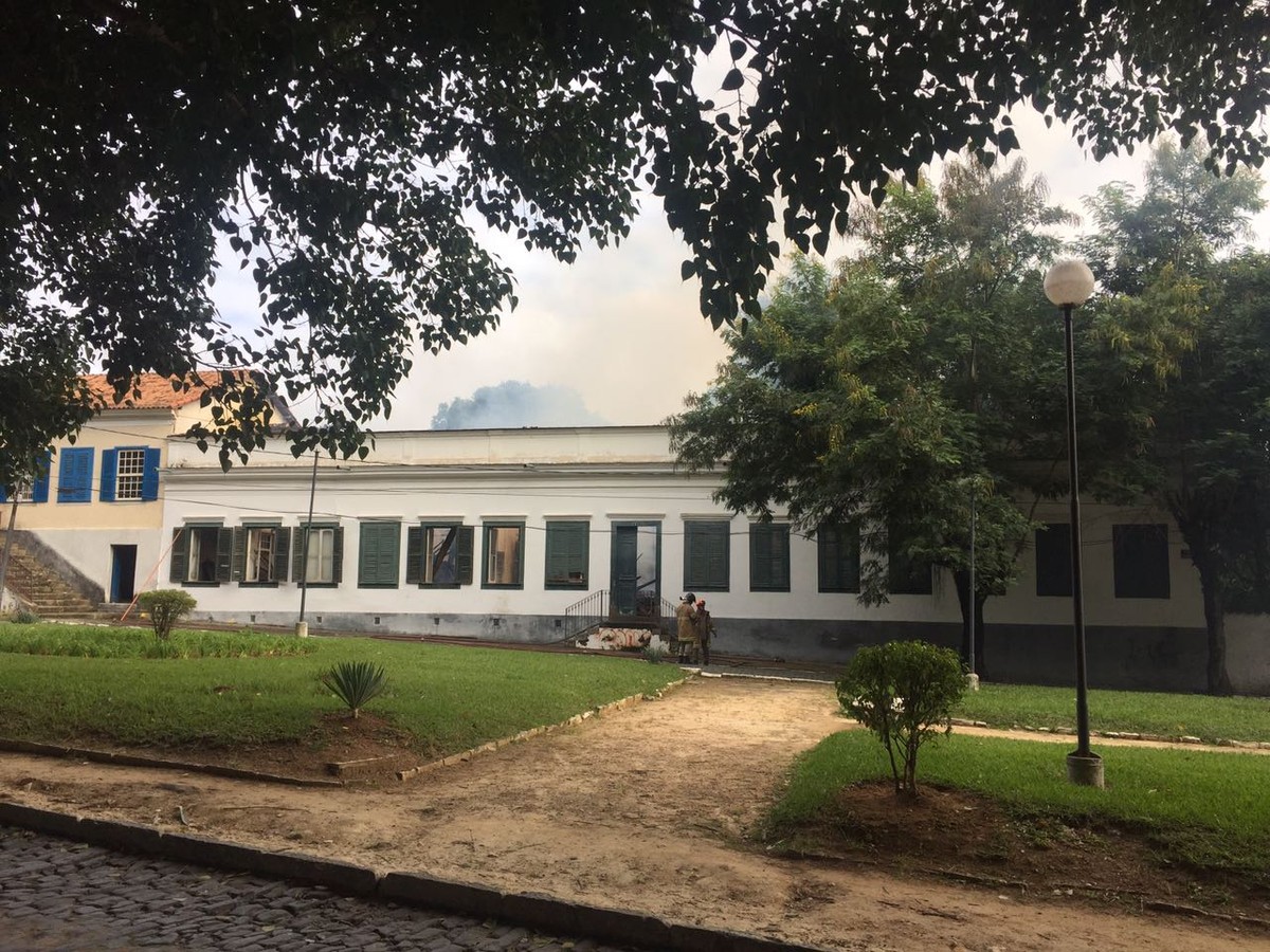 Incêndio atinge casarão histórico de Vassouras, no Sul do RJ - Globo.com