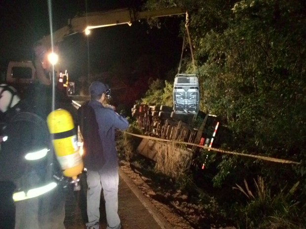 Caminhão saiu da pista e capotou próximo ao córrego (Foto: PRF/Divulgação)