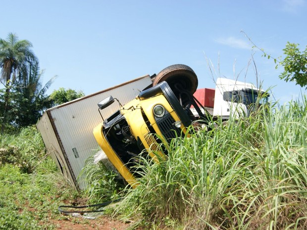 O motorista alegou que o caminhão tombou quando ele tentava desviar de um buraco na pista (Foto: Divulgação/Paparazzo Caminhões da BR-153)