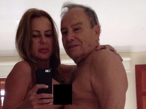 Imagens nas quais Stenio Garcia e a esposa aparecem nus vazaram na internet na terça-feira (29) (Foto: Reprodução/ Whatsapp)