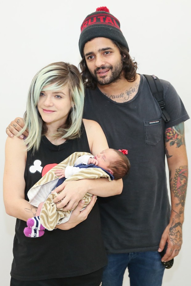 Lucas Silveira, da banda Fresno, e Karen Jonz saindo da maternidade com filho (Foto: Manuela Scarpa/Brazil News)