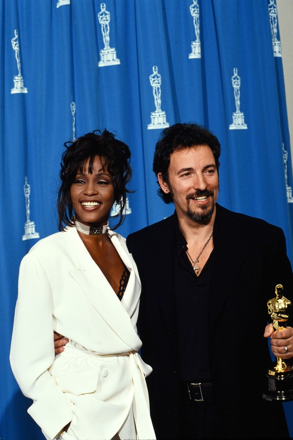 LOS ANGELES CA - MARCH 21:Whitney Houston and Bruce Springsteen  at the 66th Annual Academy Awards March 21, 1994 at the Dorothy Chandler Pavilion, Los Angeles California  (Photo By Paul Harris/Getty Images) (Foto: Getty Images)